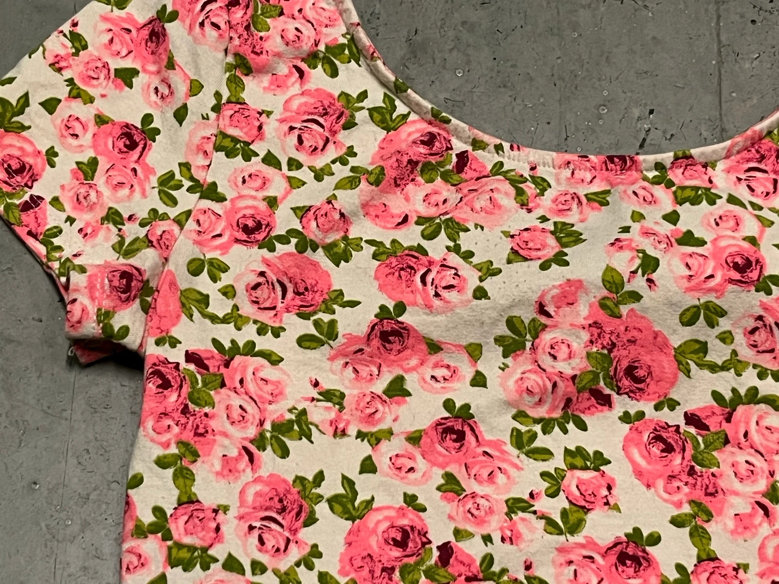 Camiseta curta com flores rosas – photo 10